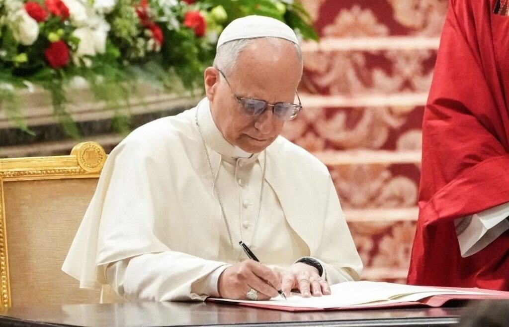 El Papa León XIV durante un acto público en la plaza de San Pedro en el Vaticano.