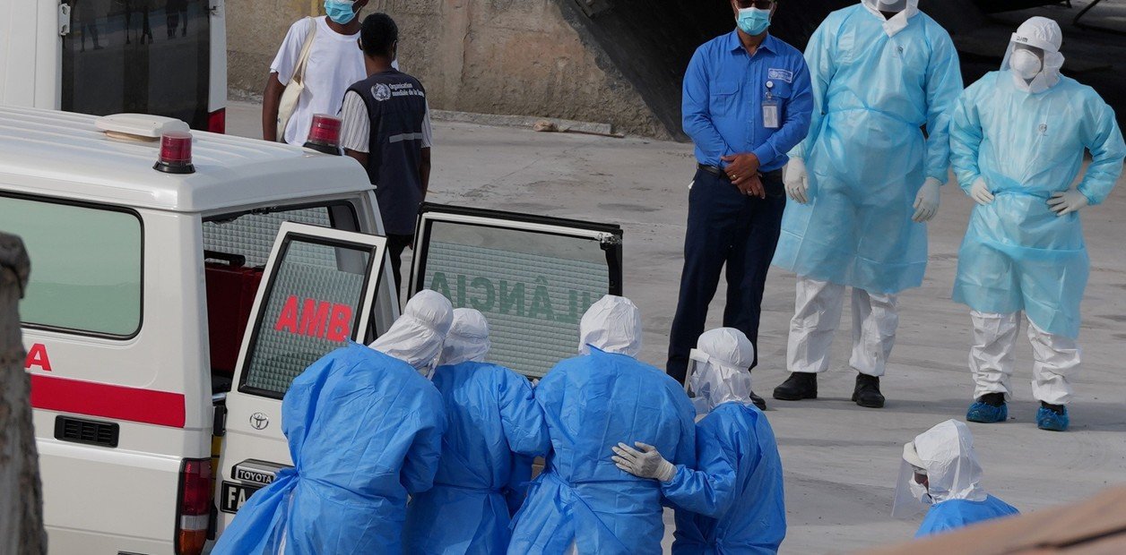 El crucero con hantavirus MV Hondius fondeado antes de iniciar su ruta hacia España.
