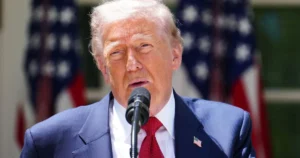 Donald Trump emitiendo declaraciones sobre seguridad fronteriza desde el Jardín de las Rosas de la Casa Blanca.