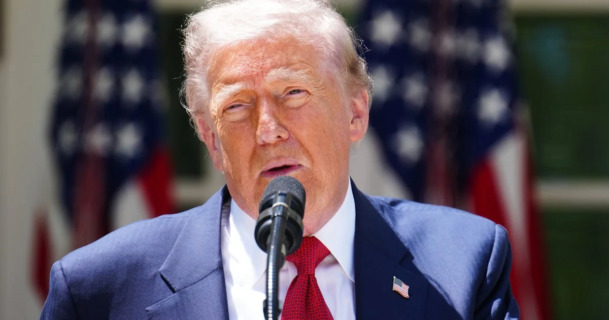 Donald Trump emitiendo declaraciones sobre seguridad fronteriza desde el Jardín de las Rosas de la Casa Blanca.