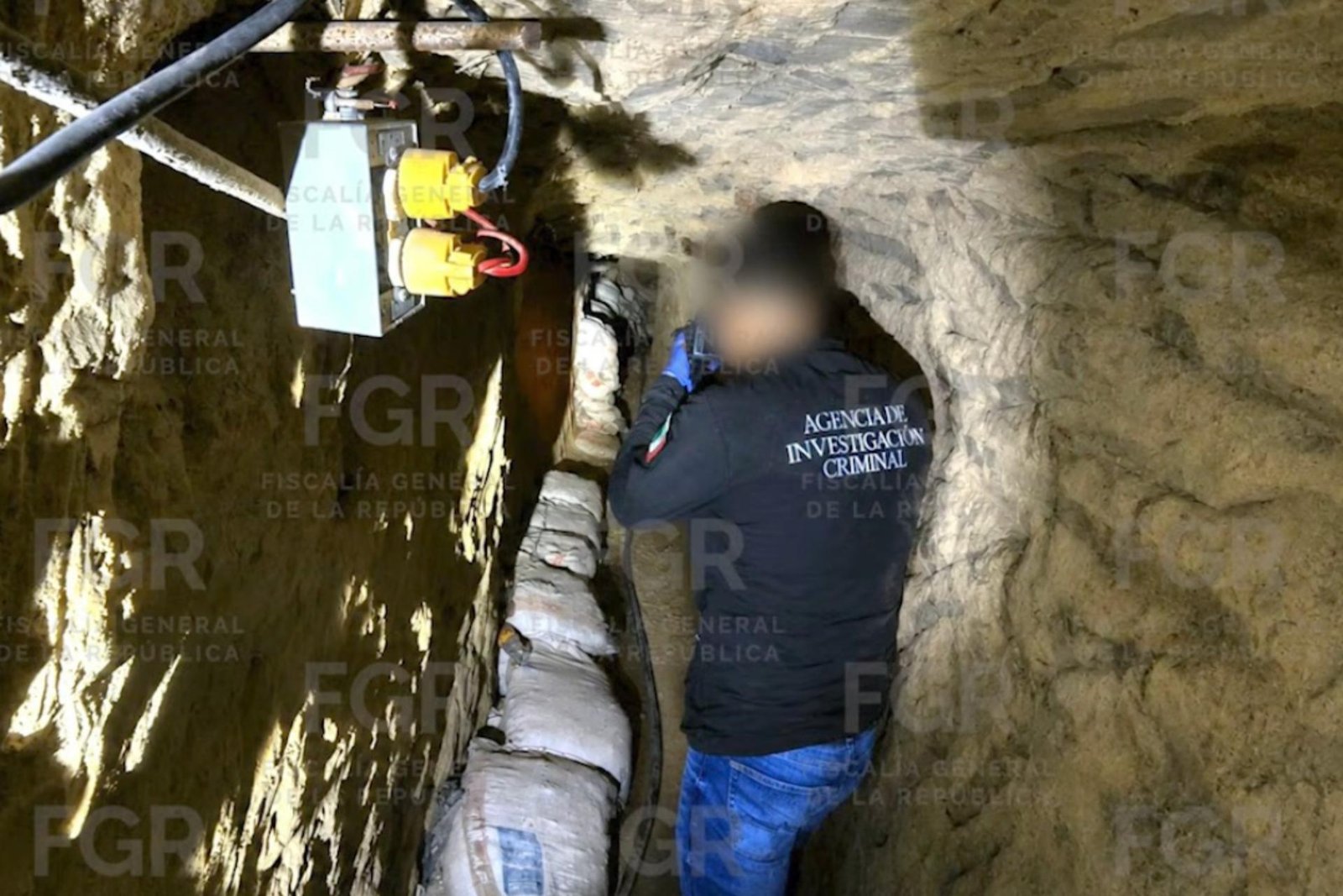 Acceso al túnel clandestino localizado por la FGR en Santa Catarina, Nuevo León, para la extracción ilícita de combustible.