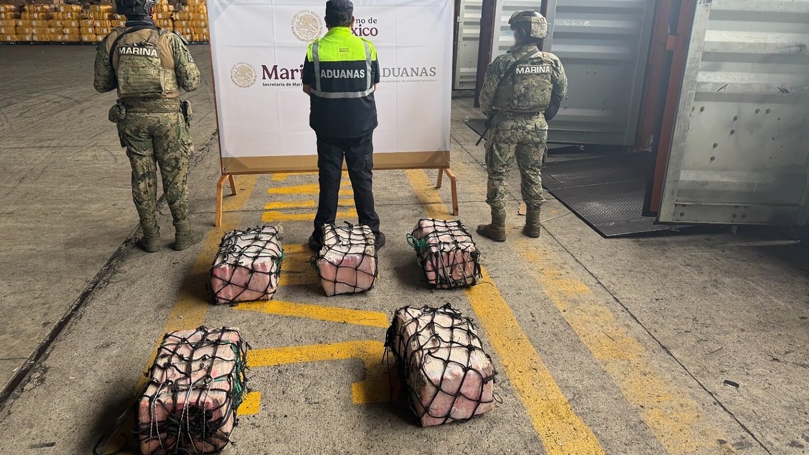 Elementos de la Marina resguardando los paquetes de cocaína asegurados en Lázaro Cárdenas, Michoacán.