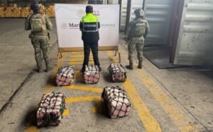 Elementos de la Marina resguardando los paquetes de cocaína asegurados en Lázaro Cárdenas, Michoacán.