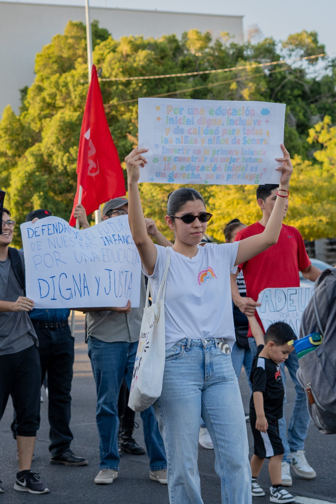 Diversas agrupaciones civiles y sindicales, incluyendo estancias infantiles, STAUS y STEUS, marcharon en Hermosillo para denunciar la falta de diálogo gubernamental. Exigieron educación inicial pública y gratuita, además del cese al acoso legal contra sus integrantes.
