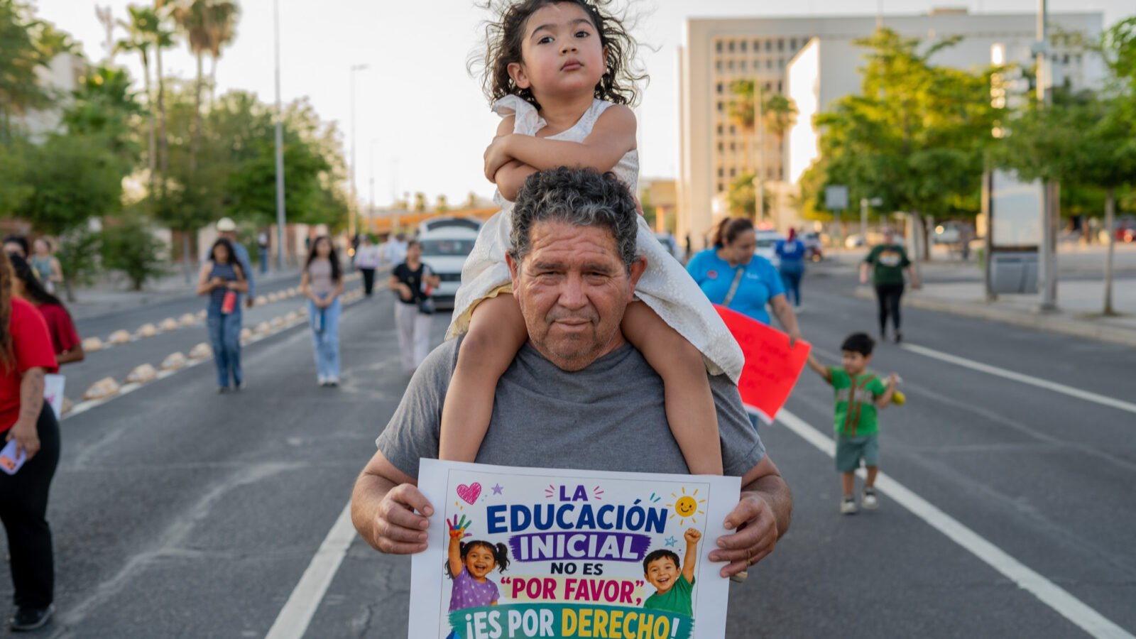 Diversas agrupaciones civiles y sindicales, incluyendo estancias infantiles, STAUS y STEUS, marcharon en Hermosillo para denunciar la falta de diálogo gubernamental. Exigieron educación inicial pública y gratuita, además del cese al acoso legal contra sus integrantes.