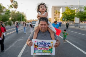 Diversas agrupaciones civiles y sindicales, incluyendo estancias infantiles, STAUS y STEUS, marcharon en Hermosillo para denunciar la falta de diálogo gubernamental. Exigieron educación inicial pública y gratuita, además del cese al acoso legal contra sus integrantes.