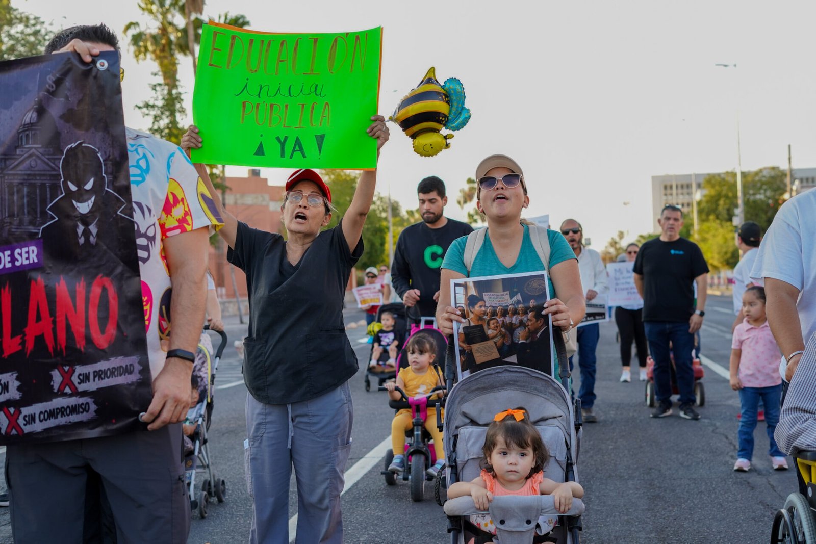 Diversas agrupaciones civiles y sindicales, incluyendo estancias infantiles, STAUS y STEUS, marcharon en Hermosillo para denunciar la falta de diálogo gubernamental. Exigieron educación inicial pública y gratuita, además del cese al acoso legal contra sus integrantes.