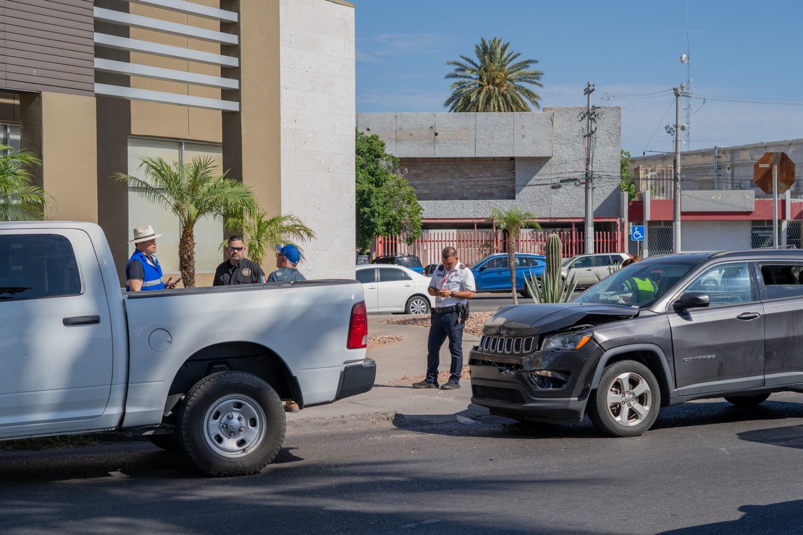 Lugar del choque entre un vehículo particular y una unidad de la AMIC en el bulevar Rodríguez.