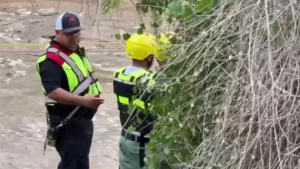 Equipos de bomberos y rescate trabajando en las inmediaciones de un arroyo en la frontera de Nogales.