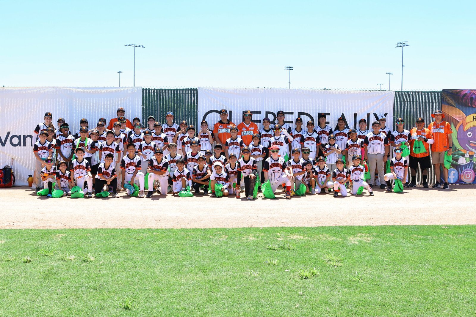 Niños, jóvenes e instructores en la fotografía oficial de clausura del IX Naranjeros Summer Camp en el Kino Sports Complex de Tucson.