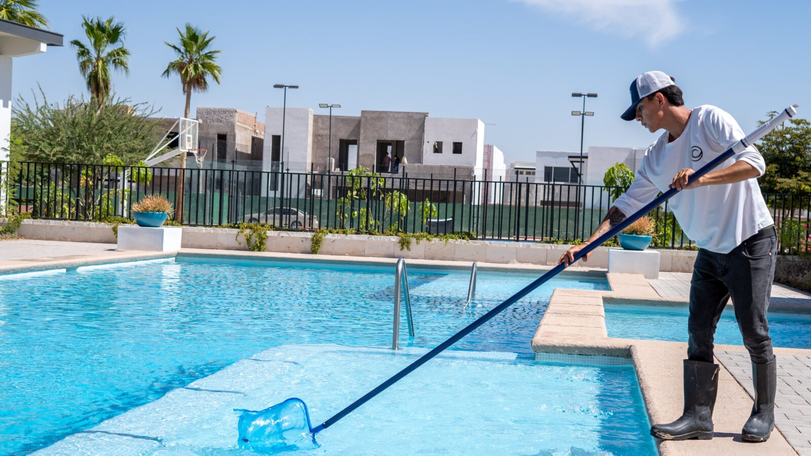 Personal experto de Hidrosmart realizando el mantenimiento profundo de una alberca en Hermosillo.