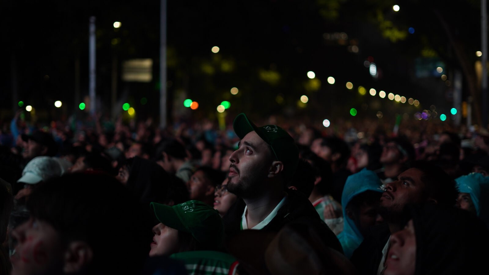 Miles de aficionados sufren la eliminación del Tricolor en el Ángel de la Independencia; Inglaterra elimina a México del Mundial 2026. | Santiago Fontes / Soma Media