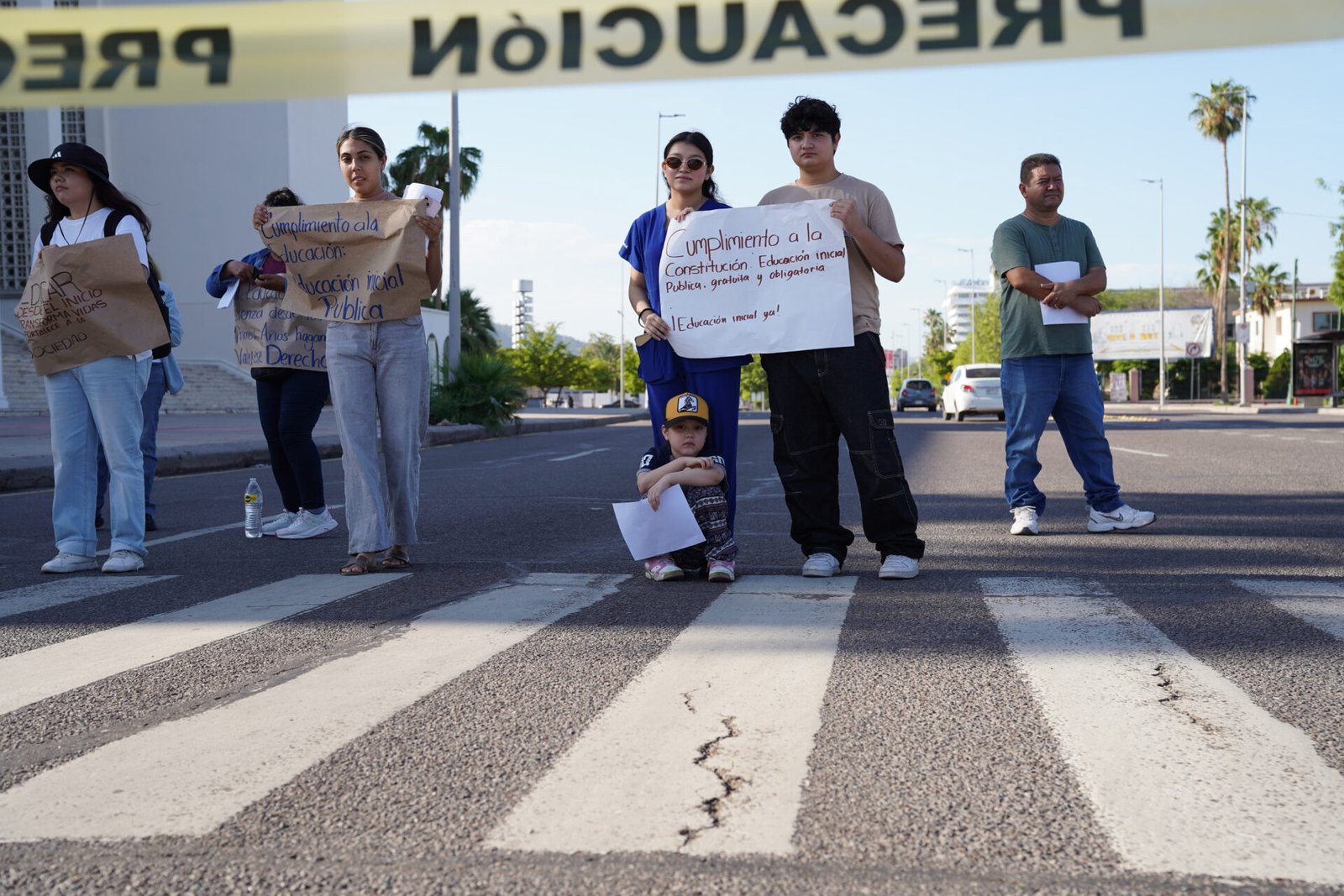 Manifestantes de Covafam y MOVEX durante la marcha y bloqueos viales en Hermosillo.