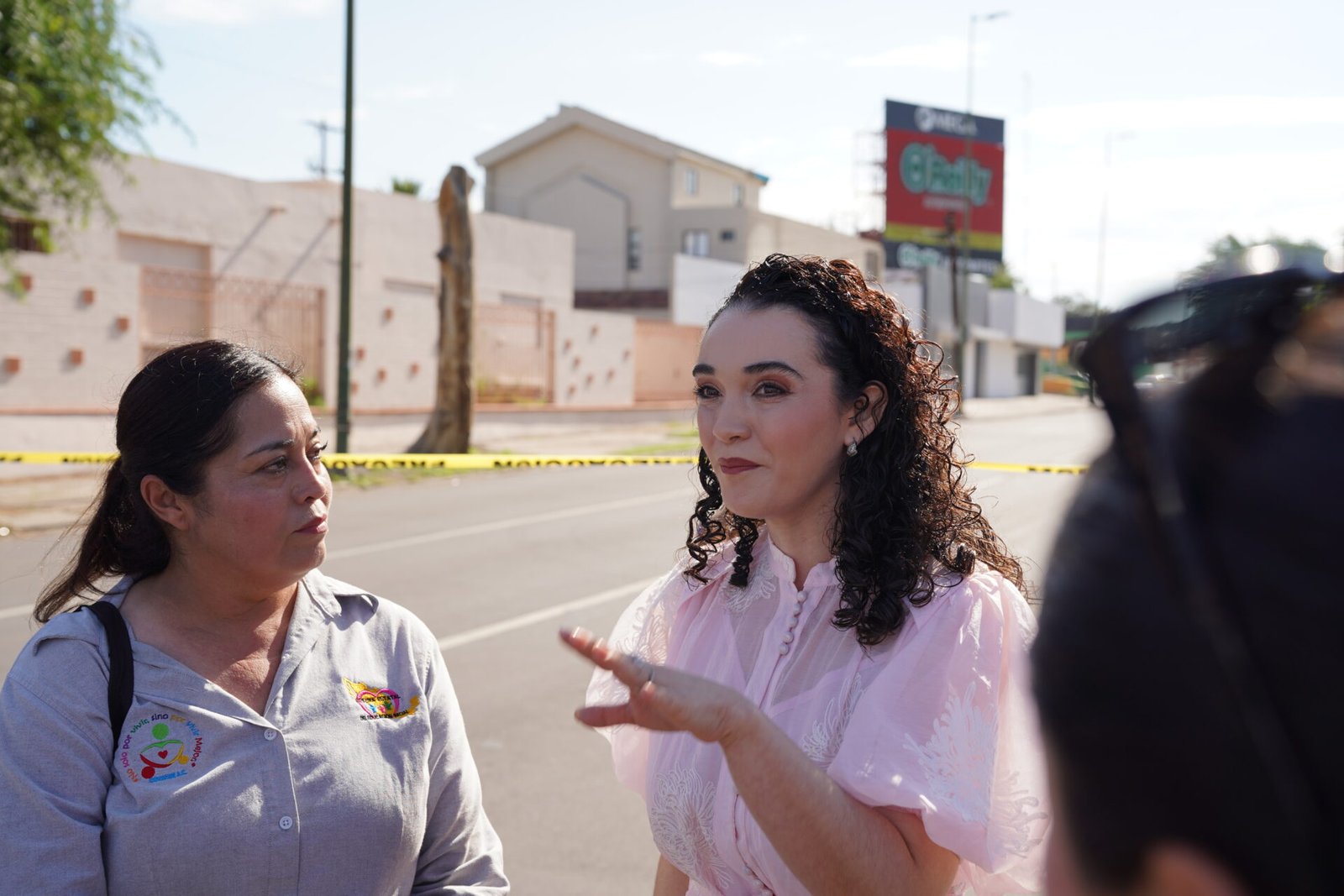 Lizeth Villalobos dialogando con la subsecretaria de Gobierno de Sonora, Bernardeth Ruiz.