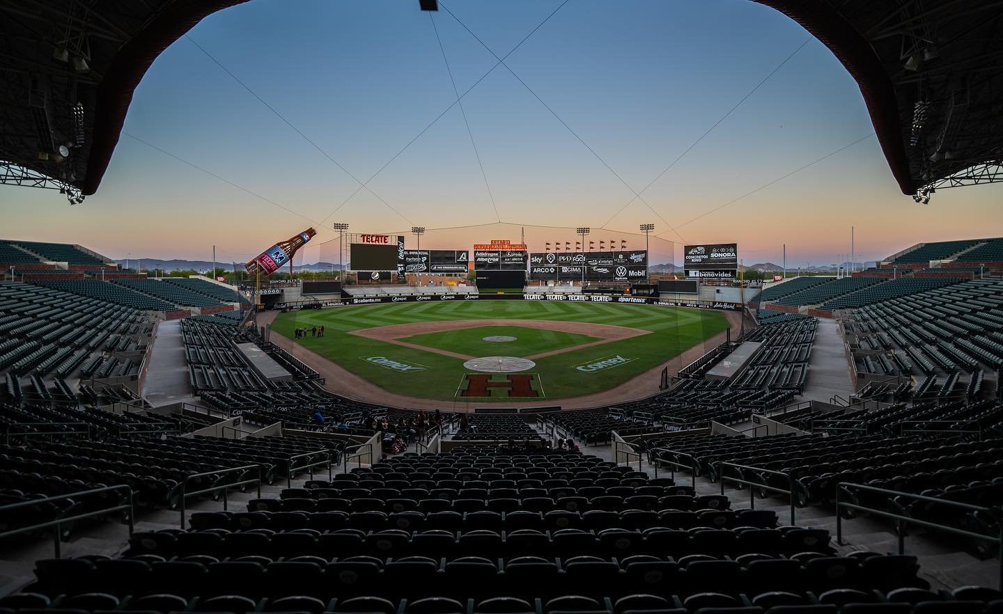 Gráfico oficial con los integrantes del cuerpo técnico de los Naranjeros de Hermosillo para la temporada 2026-2027.