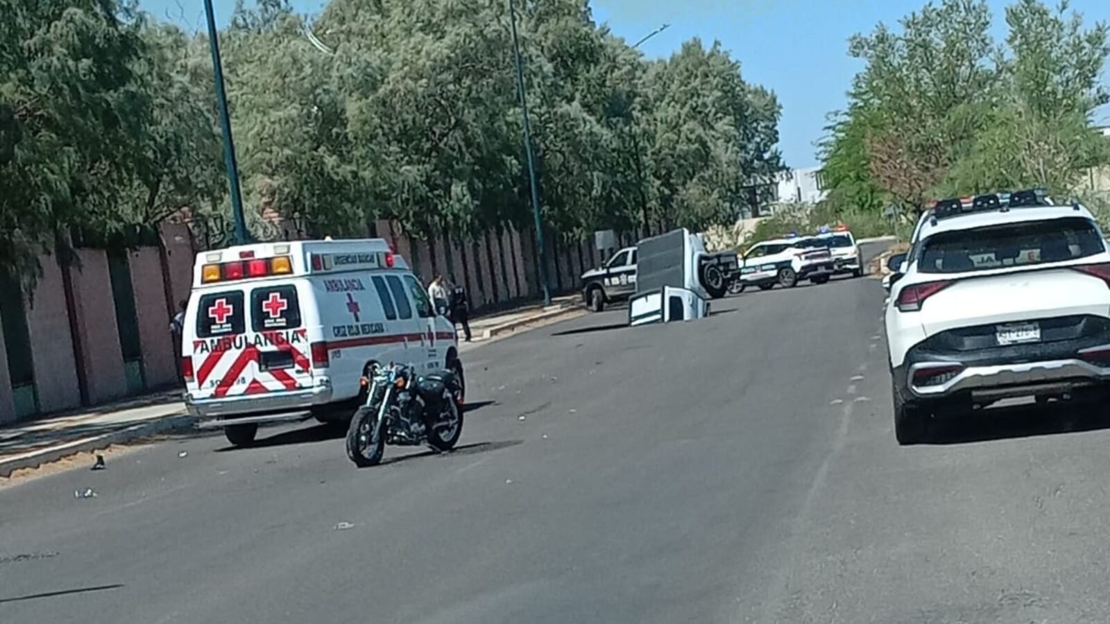Equipos de emergencia resguardan el socavón formado en el bulevar Quintero Arce en Hermosillo.