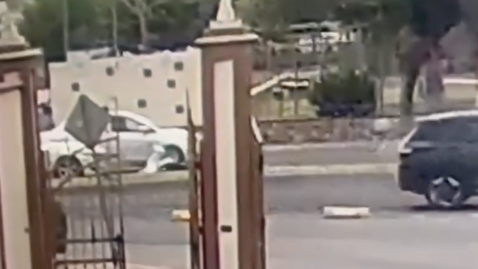 Momento exacto captado por una cámara de seguridad donde un vehículo atropella a una estudiante de la Unison en Hermosillo.
