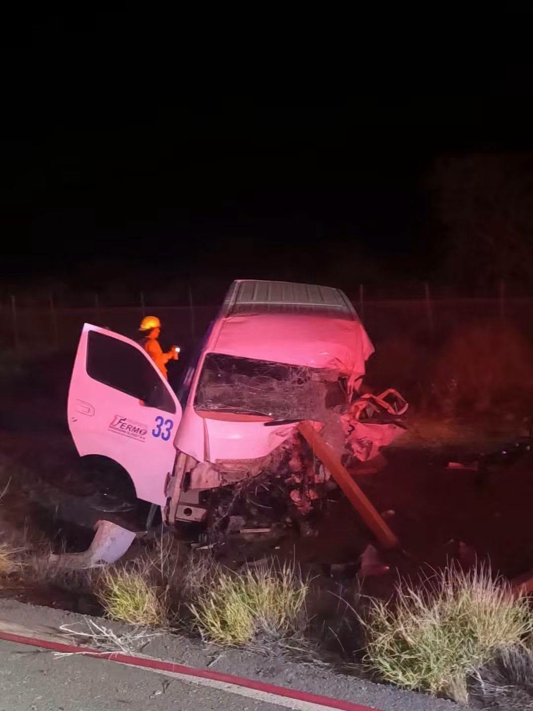 Elementos de emergencia y peritos de la FGJES atendiendo la escena del choque frontal en la Carretera 100, rumbo a Bahía de Kino.
