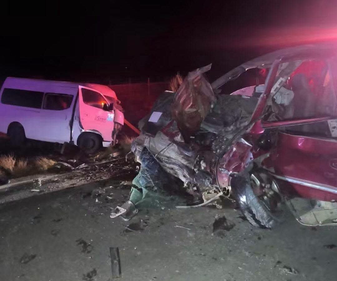 Elementos de emergencia y peritos de la FGJES atendiendo la escena del choque frontal en la Carretera 100, rumbo a Bahía de Kino.