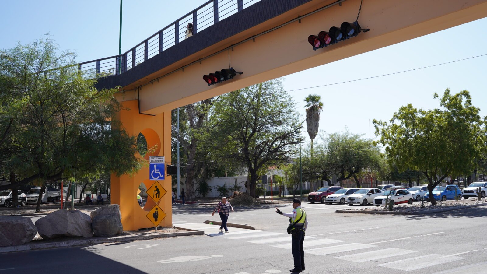 Nuevo semáforo peatonal junto a la Unison en Hermosillo.
