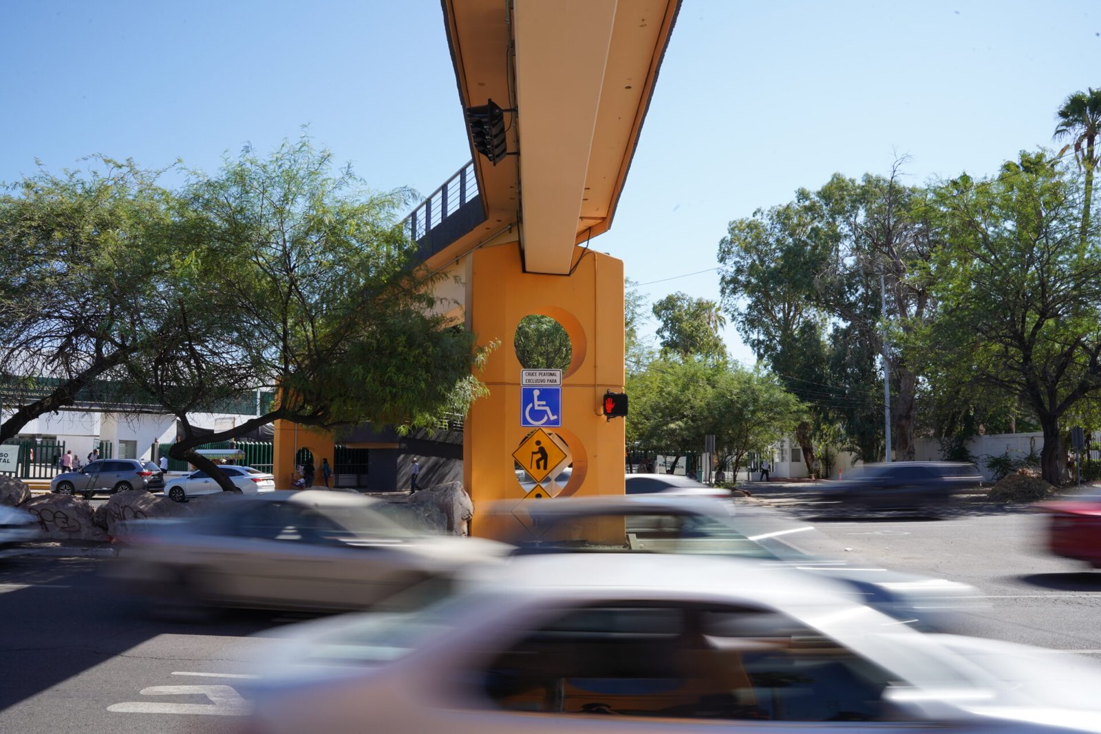 Nuevo semáforo peatonal junto a la Unison en Hermosillo.