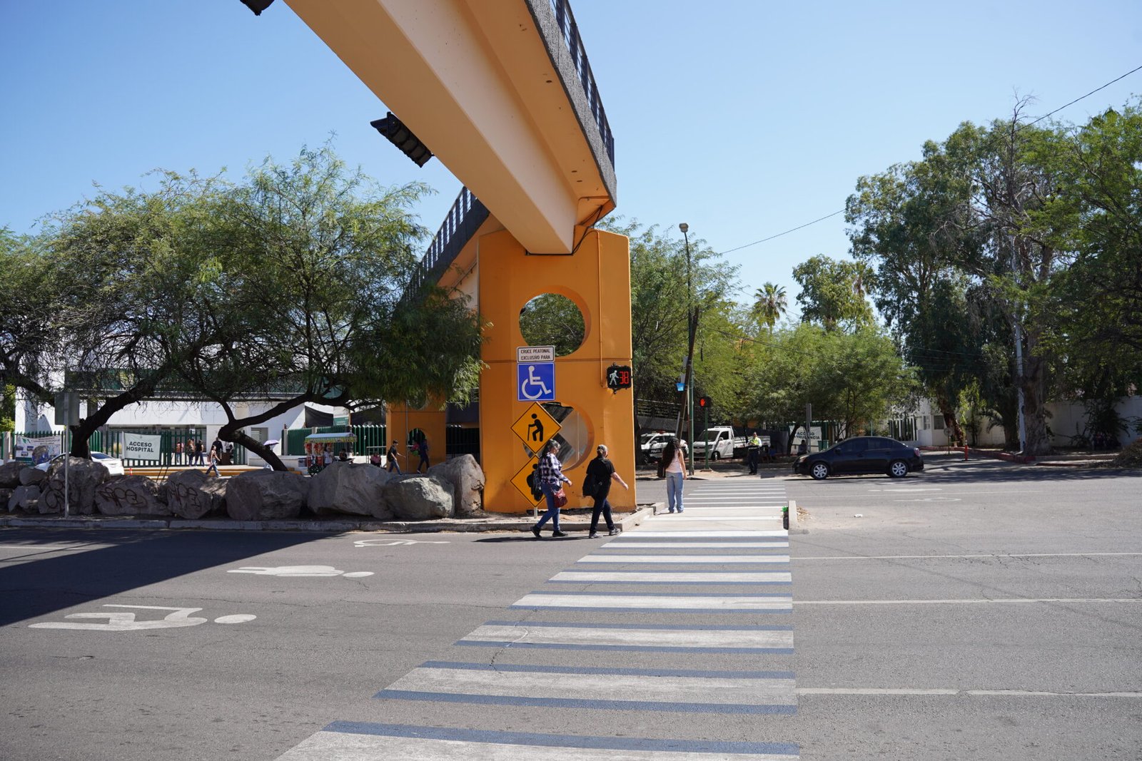 Nuevo semáforo peatonal junto a la Unison en Hermosillo.