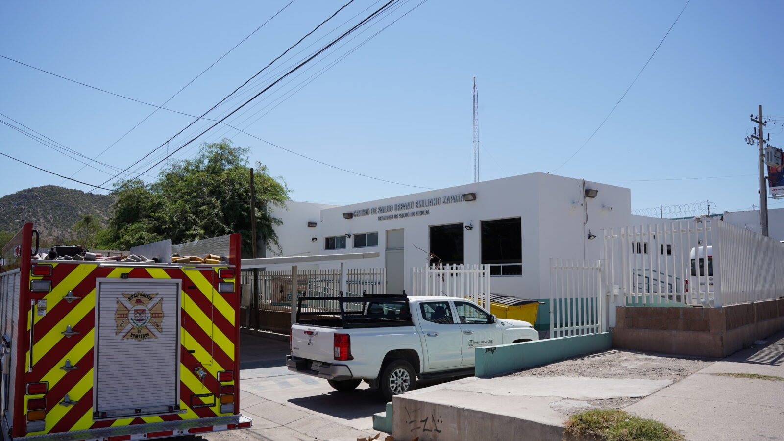 Fachada del Centro de Salud Urbano del IMSS en Hermosillo tras el reporte de derrame de ácido muriático.