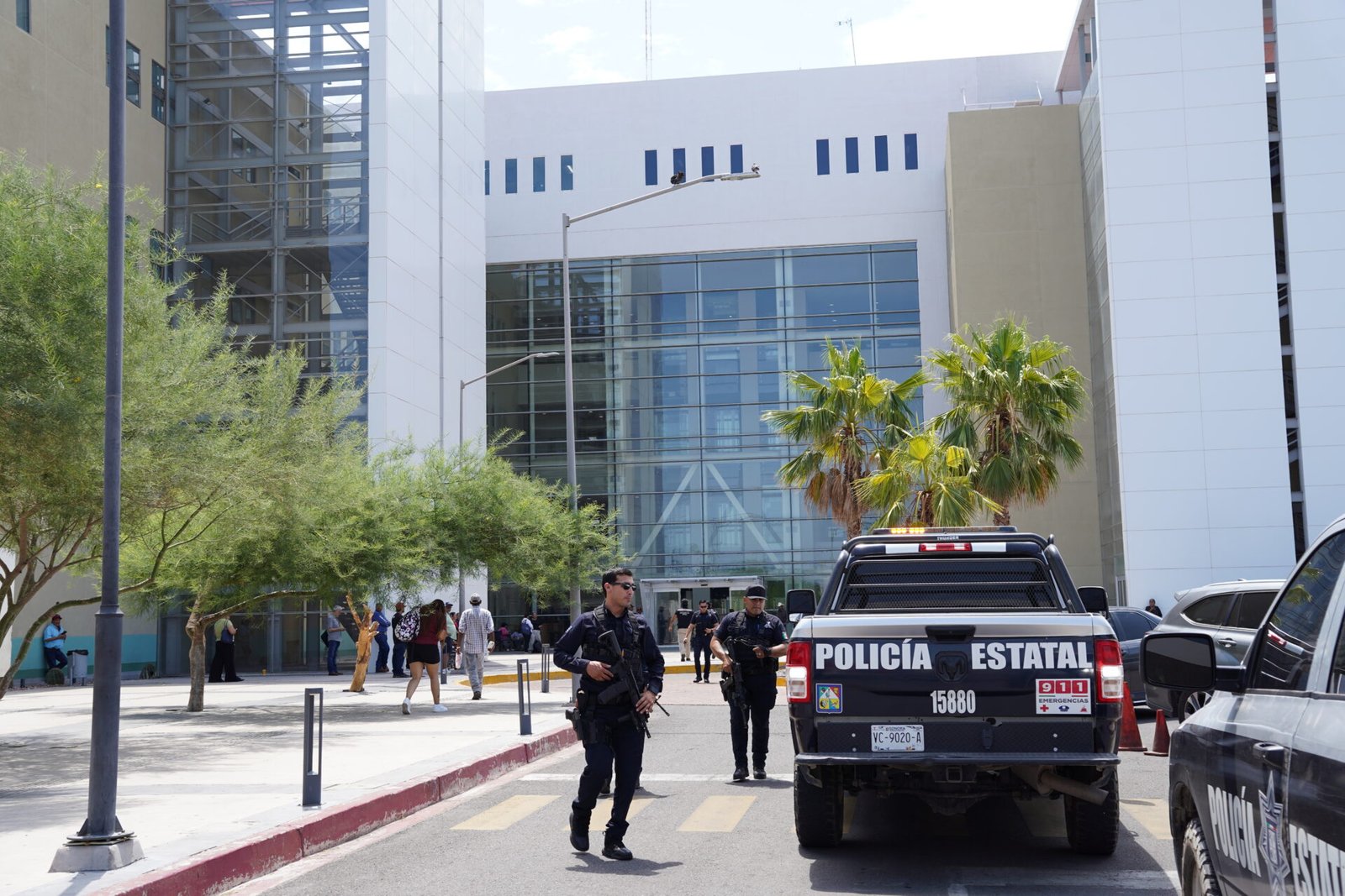 Fachada del nuevo Hospital General de Especialidades en Hermosillo tras el reporte de falsa alarma de incendio. 