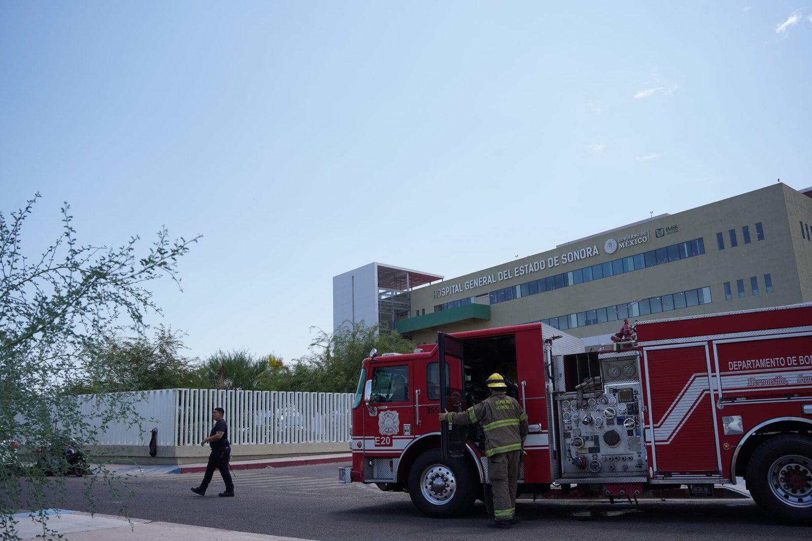Fachada del nuevo Hospital General de Especialidades en Hermosillo tras el reporte de falsa alarma de incendio.