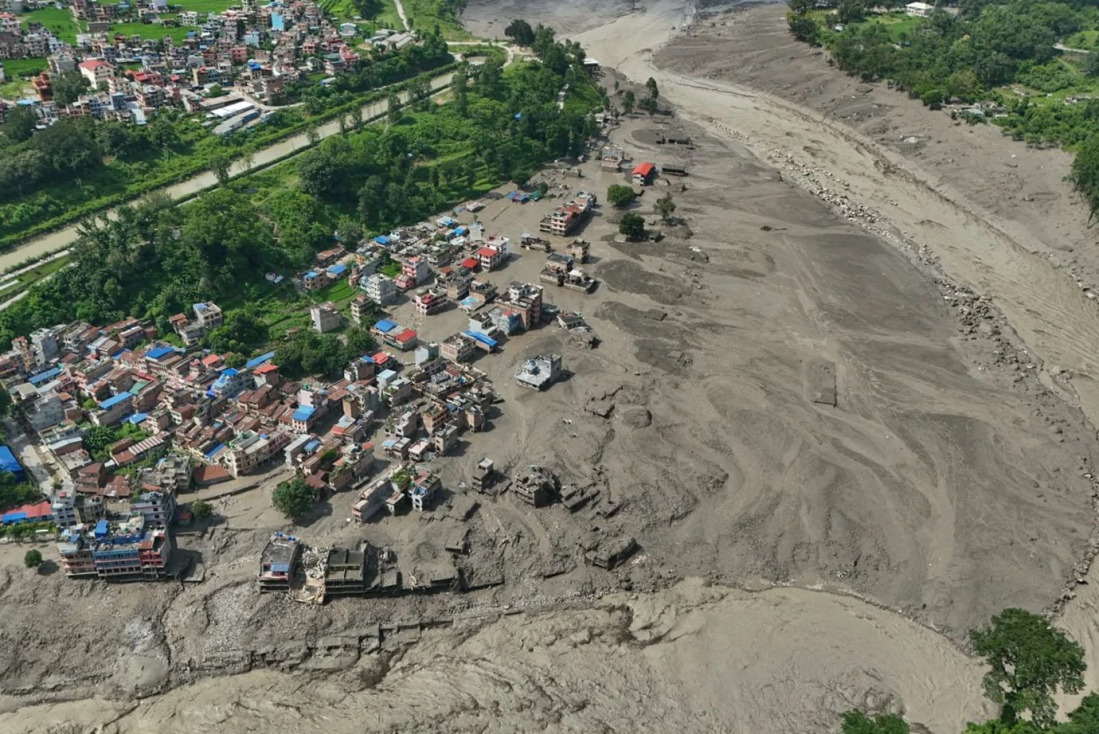 Rescatistas y sobrevivientes en las zonas devastadas por las inundaciones repentinas en la frontera entre Nepal y China.