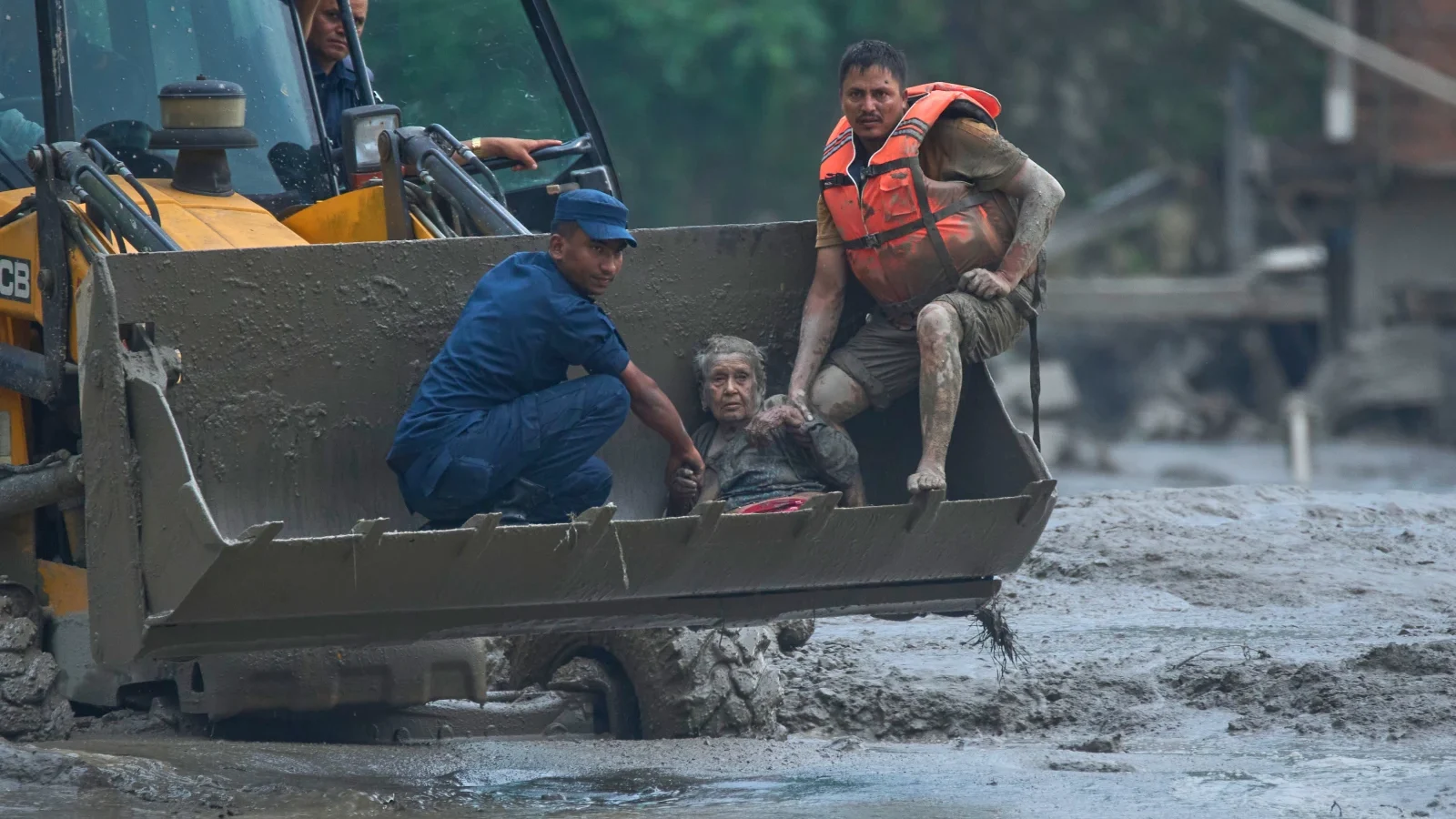 Rescatistas y sobrevivientes en las zonas devastadas por las inundaciones repentinas en la frontera entre Nepal y China.