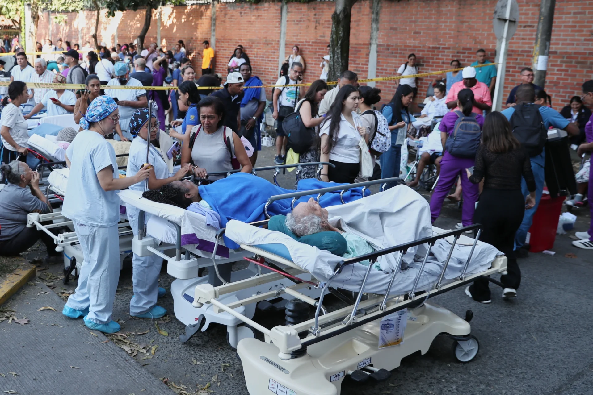 Estructuras colapsadas y daños materiales severos tras el terremoto de magnitud 7.4 registrado en el Pacífico colombiano.