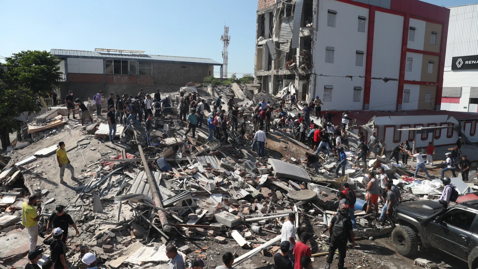 Estructuras colapsadas y daños materiales severos tras el terremoto de magnitud 7.4 registrado en el Pacífico colombiano.