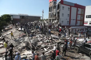 Estructuras colapsadas y daños materiales severos tras el terremoto de magnitud 7.4 registrado en el Pacífico colombiano.