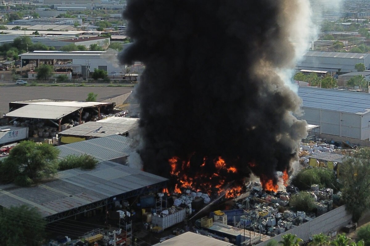 Cuerpos de emergencia sofocaron un fuerte incendio en una recicladora del Parque Industrial.