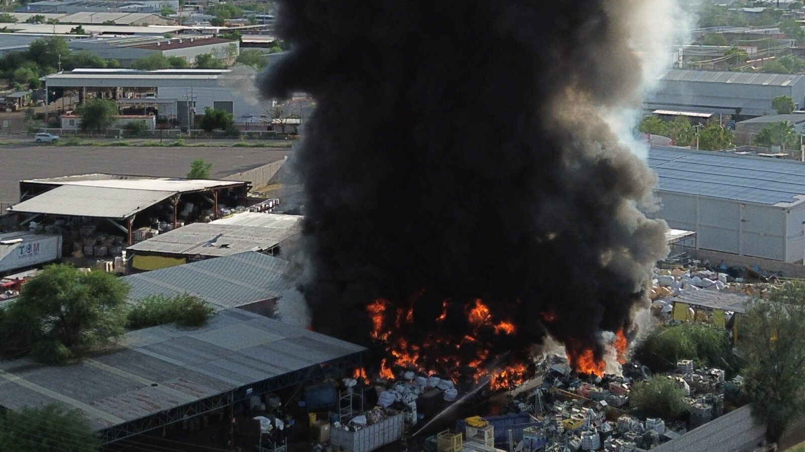 Cuerpos de emergencia sofocaron un fuerte incendio en una recicladora del Parque Industrial.