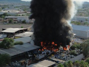 Cuerpos de emergencia sofocaron un fuerte incendio en una recicladora del Parque Industrial.