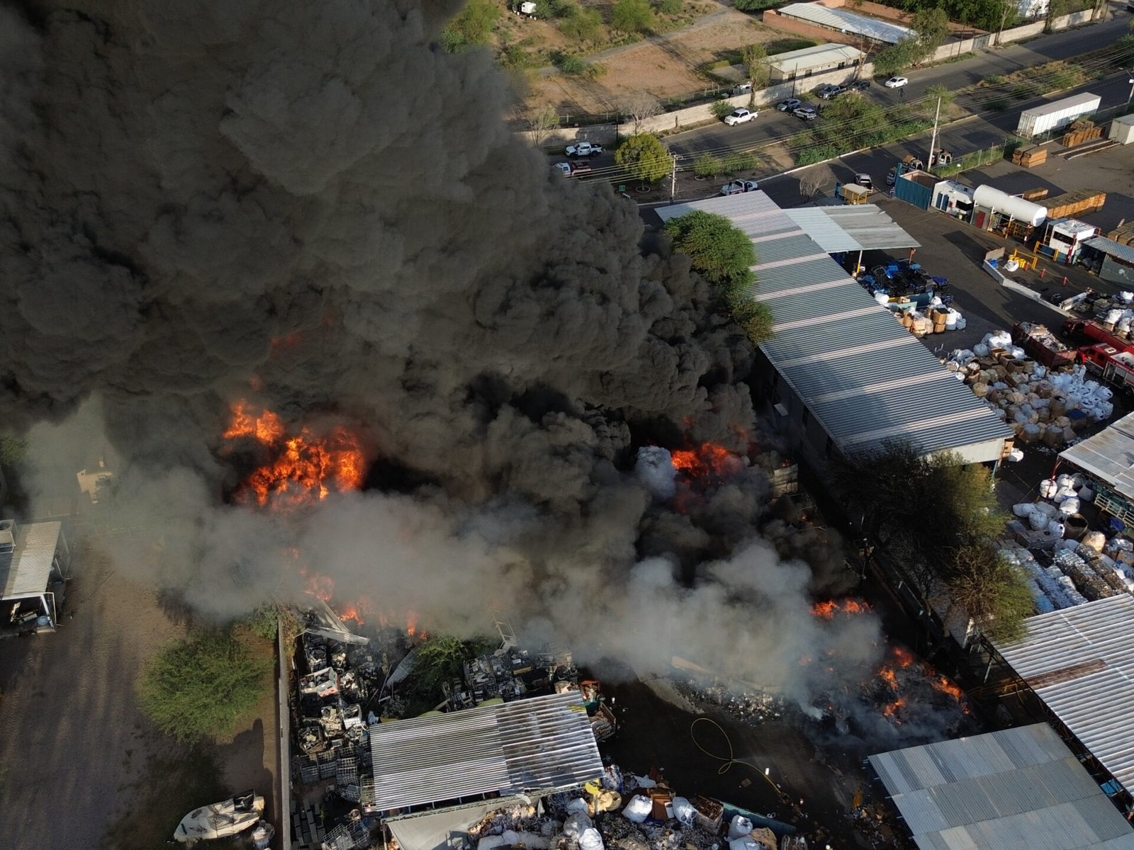 Cuerpos de emergencia sofocaron un fuerte incendio en una recicladora del Parque Industrial.
