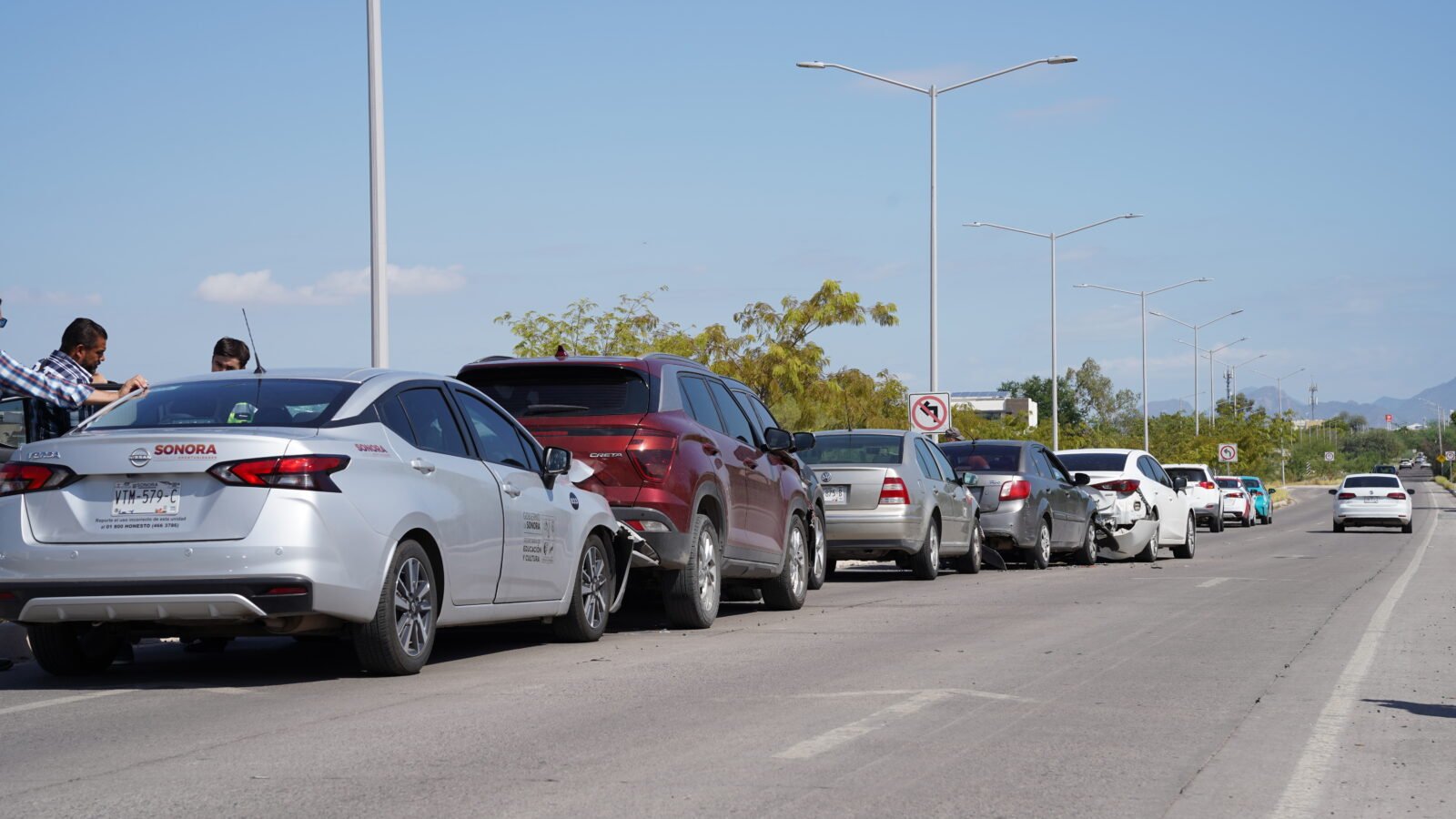 Tráfico lento y daños materiales tras carambola de seis vehículos frente a las instalaciones del CRIT Sonora en Hermosillo.