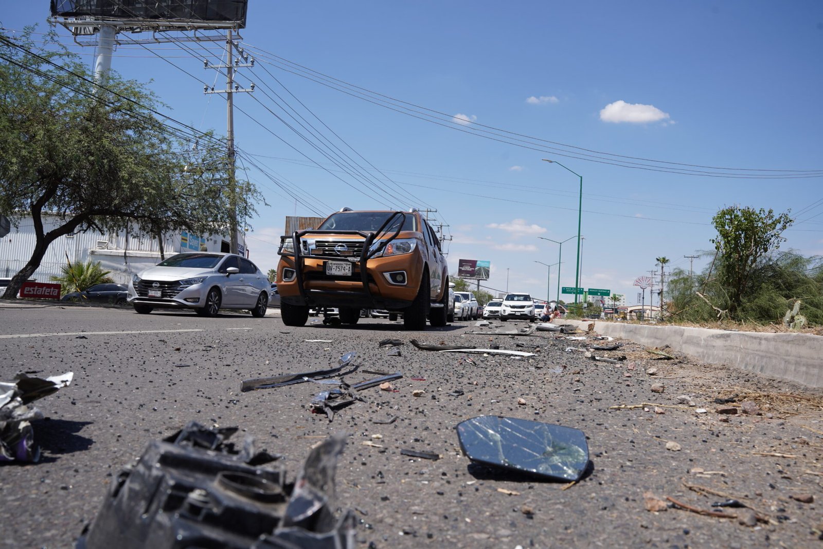 Vehículos siniestrados tras el choque múltiple sobre el bulevar García Morales, donde un camión de volteo y tres automóviles resultaron con daños materiales.