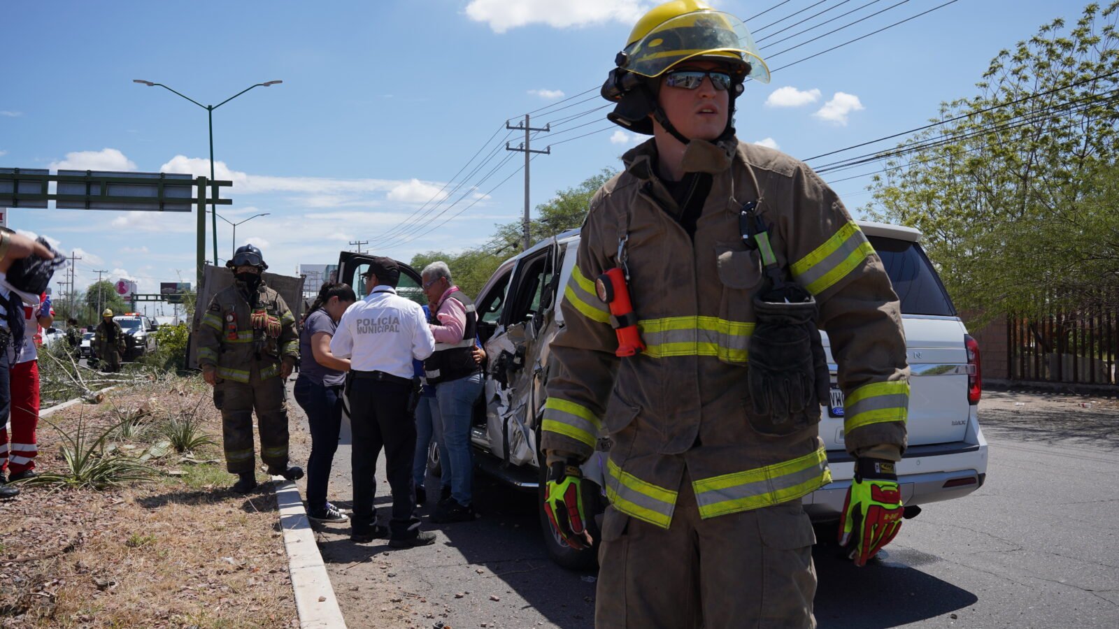 Paramédicos de la Cruz Roja atienden a los tripulantes involucrados para su valoración médica, mientras elementos de Bomberos y Policía Municipal aseguran la zona del percance en el bulevar García Morales.