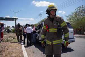 Paramédicos de la Cruz Roja atienden a los tripulantes involucrados para su valoración médica, mientras elementos de Bomberos y Policía Municipal aseguran la zona del percance en el bulevar García Morales.