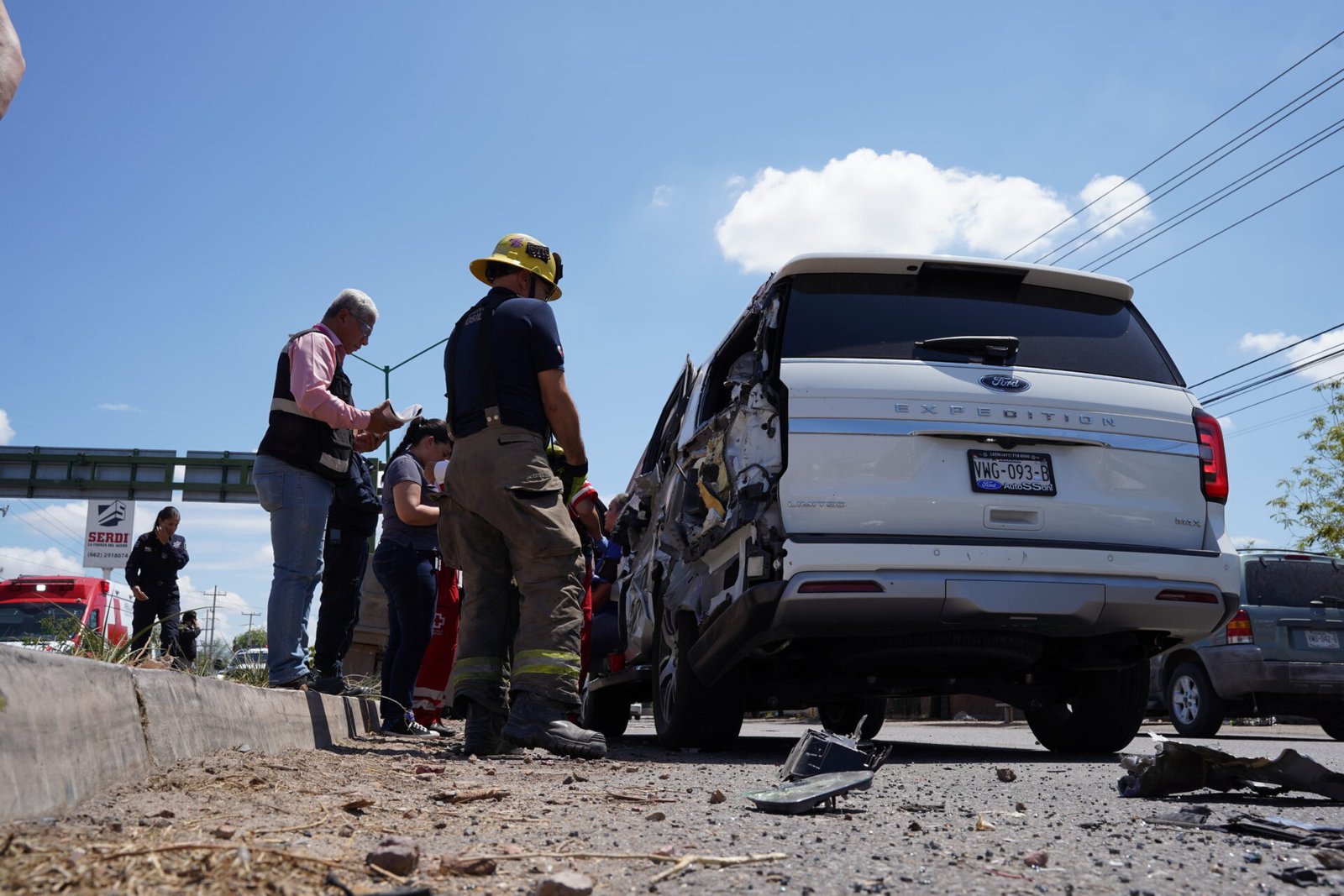 Paramédicos de la Cruz Roja atienden a los tripulantes involucrados para su valoración médica, mientras elementos de Bomberos y Policía Municipal aseguran la zona del percance en el bulevar García Morales.