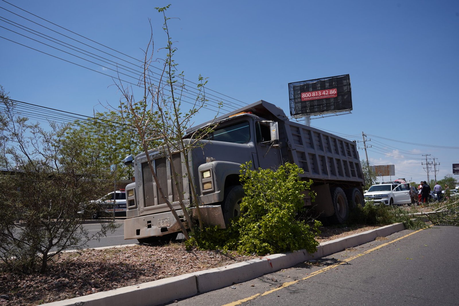 Elementos de emergencia atienden un accidente múltiple con un camión de volteo sobre el bulevar García Morales en Hermosillo.