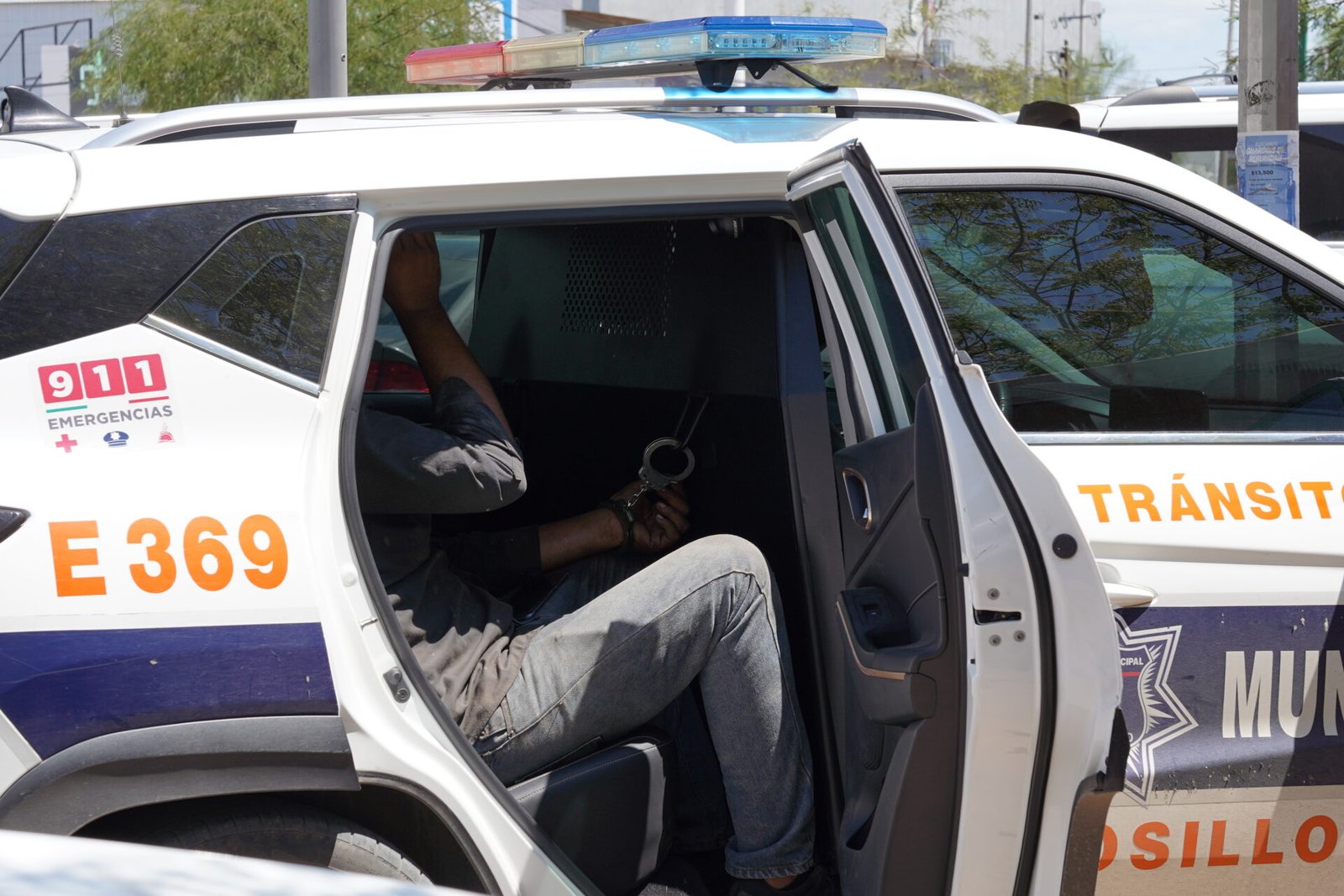 Oficiales de Tránsito Municipal detienen al conductor del camión de volteo involucrado en la carambola para el peritaje y deslinde de responsabilidades.