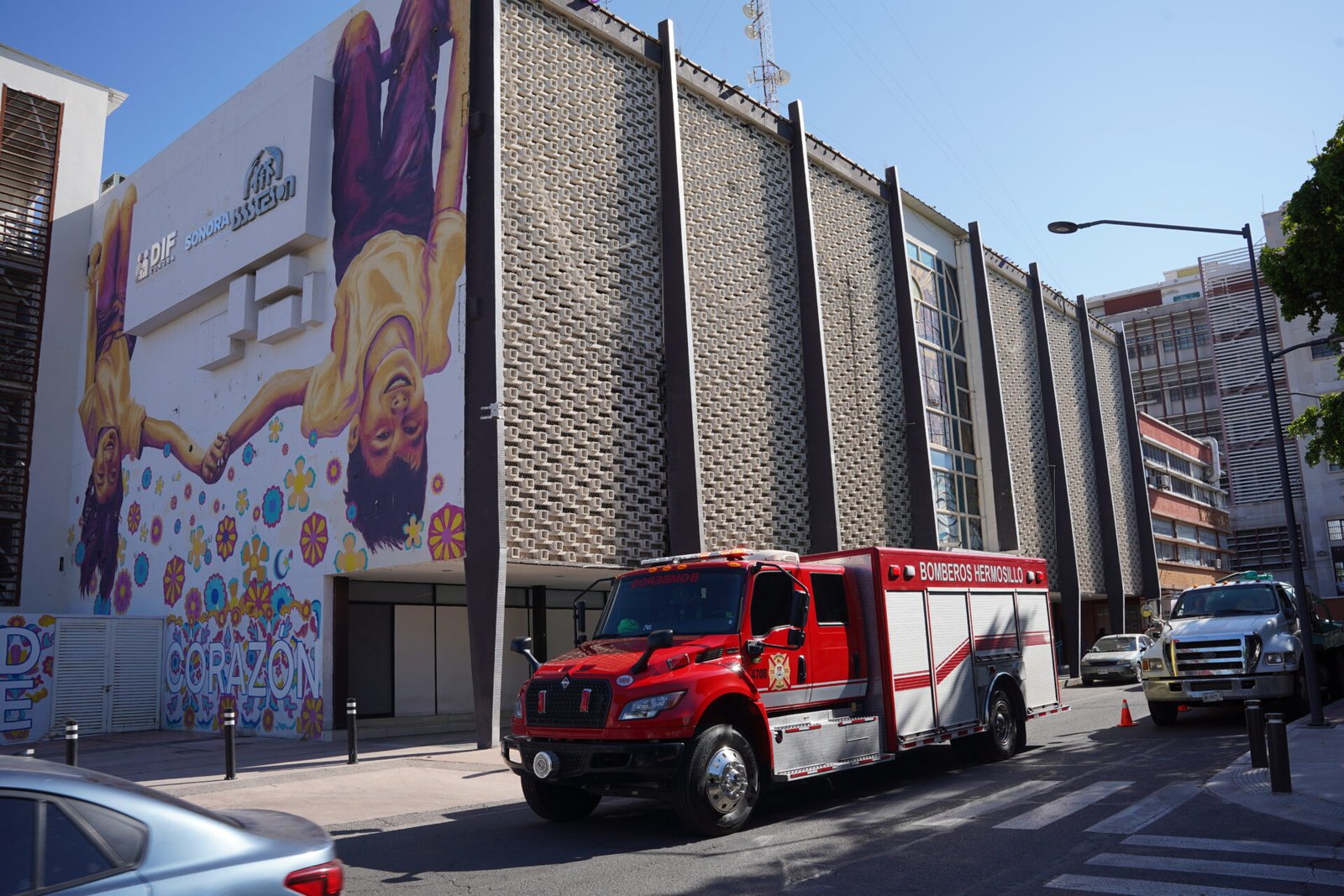 Elementos de emergencia resguardan las instalaciones tras la evacuación en ISSSTESON Centenario por un conato de incendio.
