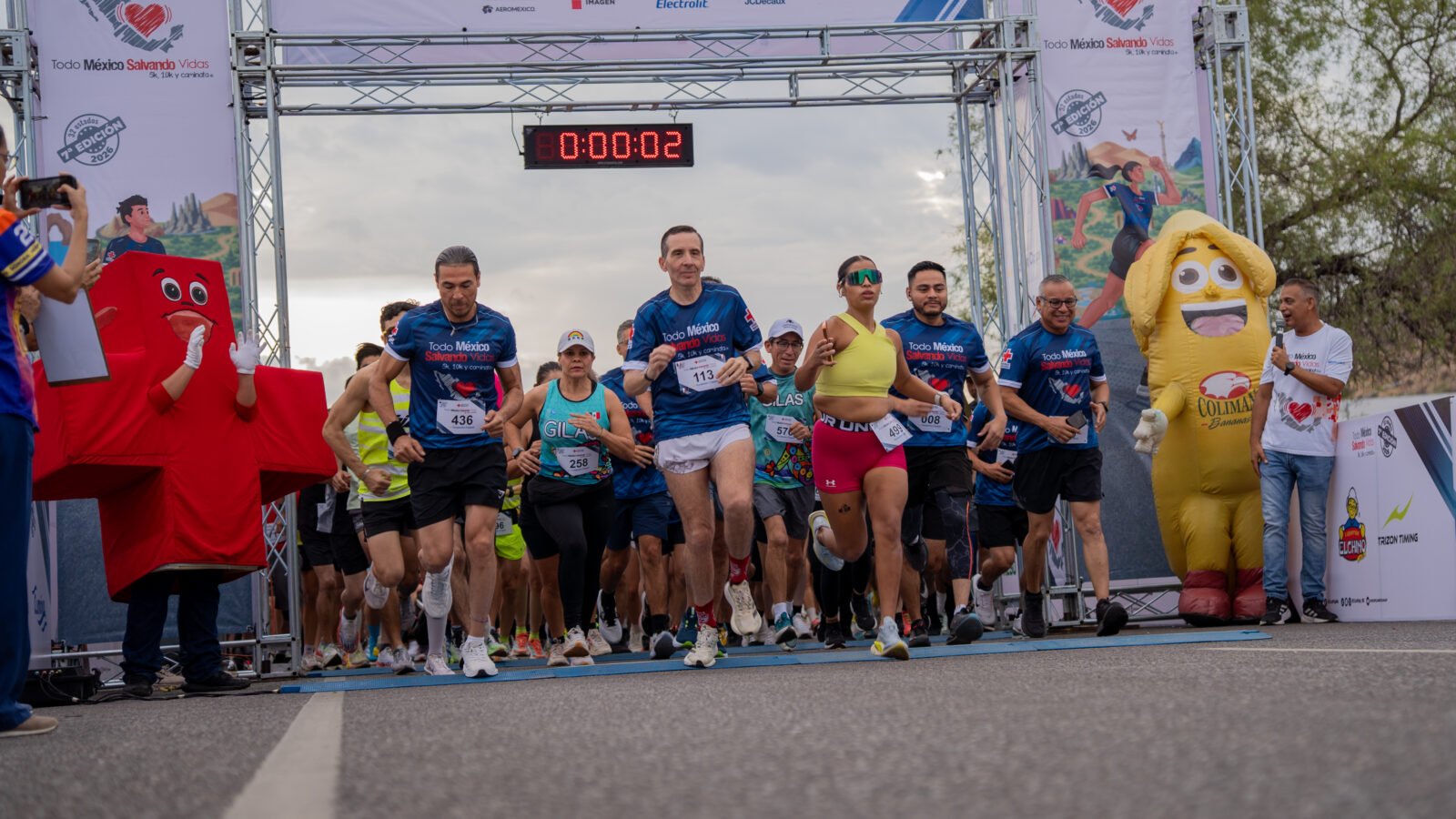 Corredores participan en las distancias de 5k y 10k durante la séptima edición de la Carrera Todo México Salvando Vidas en Hermosillo.