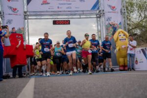 Corredores participan en las distancias de 5k y 10k durante la séptima edición de la Carrera Todo México Salvando Vidas en Hermosillo.