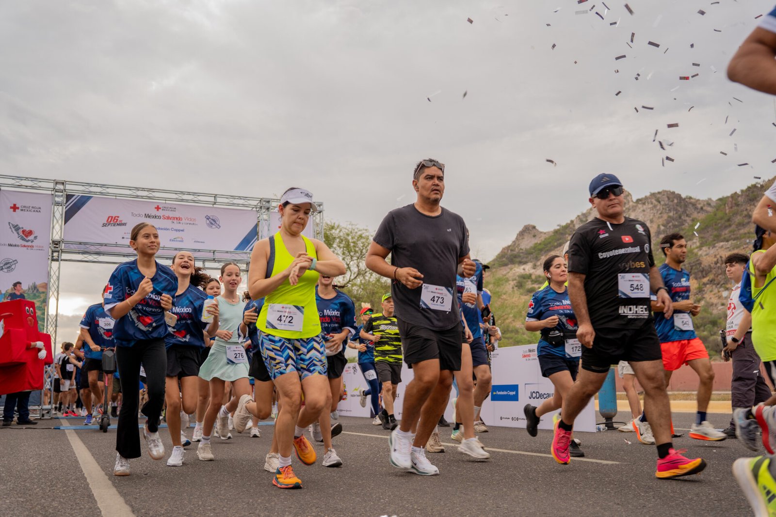 Corredores participan en las distancias de 5k y 10k durante la séptima edición de la Carrera Todo México Salvando Vidas en Hermosillo.
