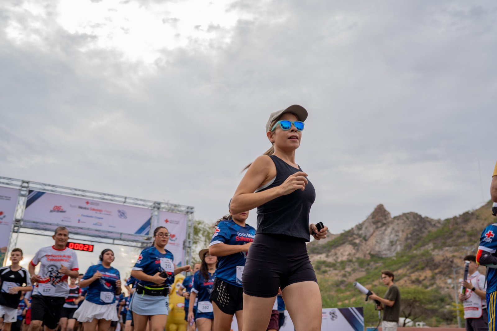 Corredores participan en las distancias de 5k y 10k durante la séptima edición de la Carrera Todo México Salvando Vidas en Hermosillo.